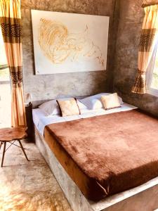 通萨拉New Moon的卧室配有一张床,墙上挂有绘画作品