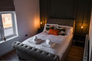 利Renovated 3 Bedroom House in Lowton Pennington的一间卧室配有一张大床和毛巾