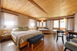 采尔马特西米酒店的一间卧室配有一张床和一张书桌