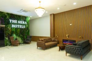 伊斯坦布尔The Hera Business Hotels & Spa的大堂设有家具和绿色的墙壁