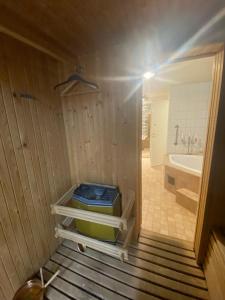 泰比Stockholm-Arlanda privat rum i rymlig villa gratis wifi 1Gb fiber parkering Room1的带浴缸和盥洗盆的小浴室