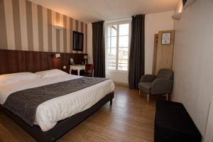 迪南Hôtel Océan Dinan的配有一张床和一把椅子的酒店客房