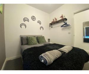 布莱克浦Bank Street Apartment 7的一间卧室配有一张床铺,床上有毯子