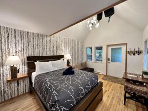 尤克卢利特Cozy Cabin Centrally Located Close To Walking Trails And Beaches!的一间卧室配有一张床和一张沙发