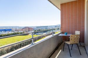 科洛米耶Le Beluga – Appartement proche Airbus的设有一个配有桌椅并享有美景的阳台。