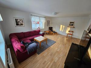 博伦厄Romme stugby的客厅配有红色的沙发和桌子