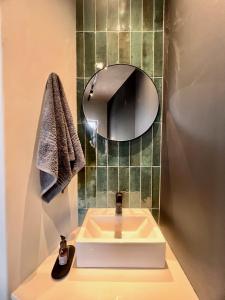 德尔斯特鲁姆Highland Gate Range View的浴室设有白色水槽和镜子