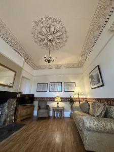 查尔德Watermead House的带沙发和吊灯的客厅