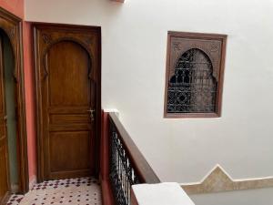 马拉喀什RIAD LAICHI的木门和窗户的楼梯