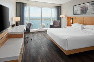 多伦多马里奥特多伦多德尔塔酒店的酒店客房设有一张床和一个大窗户