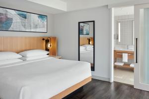 多伦多马里奥特多伦多德尔塔酒店的一间带白色床的卧室和一间浴室