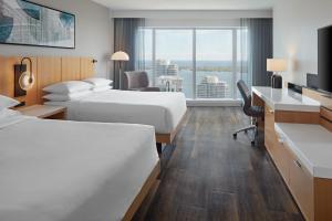 多伦多马里奥特多伦多德尔塔酒店的酒店客房配有两张床和一张书桌