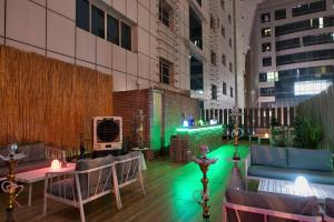 迪拜阿尔巴沙俊宏酒店的建筑中带绿灯的屋顶露台