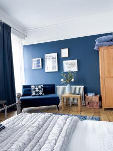 马伯斯View at 142的一间卧室设有蓝色的墙壁和蓝色的沙发