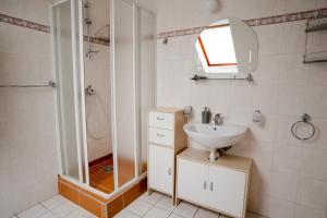 利普托斯基米库拉斯Penzion Harmonia的白色的浴室设有水槽和淋浴。