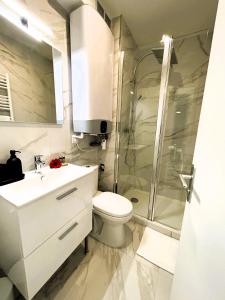 蒙特勒伊La Maison Hugo的一间带卫生间和玻璃淋浴间的浴室