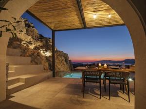 LístarosAskianos Luxury Villas - An Oasis of Harmony & Elegance的户外用餐区配有桌椅