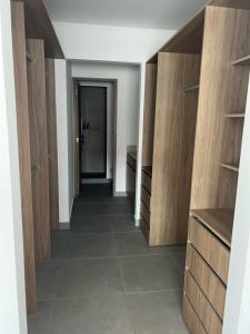 梅里达Torre Indico dpto 411的走廊上设有木柜和瓷砖地板。