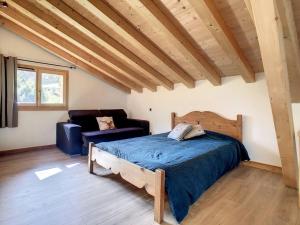 圣热尔韦莱班Le Vivier的一间卧室配有一张床和一张沙发