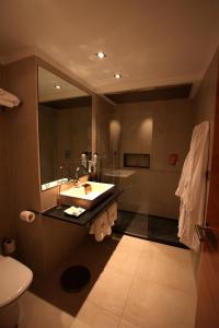 蒙塔尔玛酒店的一间浴室