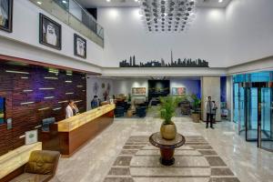 迪拜阿尔巴沙俊宏酒店的医院的大厅,有等候室