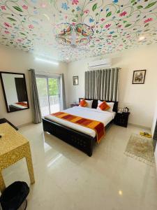 乌代浦Krishna kottage A Boutique Home Stay的一间卧室设有一张带花卉天花板的床。