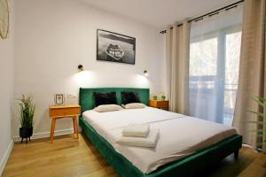 斯诺科Holi Resort的一间卧室配有一张大床和绿色床头板