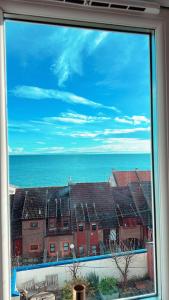 法夫Two Bedroom Flat with Sea Views!的窗户享有建筑和大海的景致。