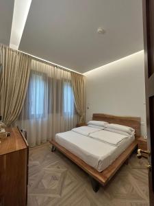 佛罗伦萨都方泰酒店的一间卧室配有一张带白色床单的大床