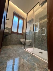 佛罗伦萨都方泰酒店的带淋浴、卫生间和盥洗盆的浴室