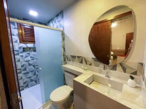 瓜拉米兰加Pousada Monte Flor Guaramiranga CE的一间带卫生间和镜子的浴室