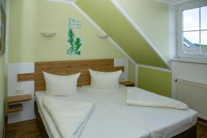 韦尔本Hotel Zum Stern Spreewald的一间卧室配有一张带白色床单的床和一扇窗户。