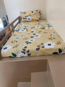 利帕PMPJ Cabin的一张带花卉床罩和枕头的小床