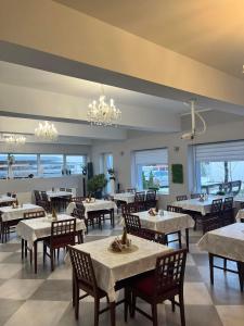 比得哥什艾特姆思福拉住宿加早餐旅馆的用餐室设有桌椅和窗户。
