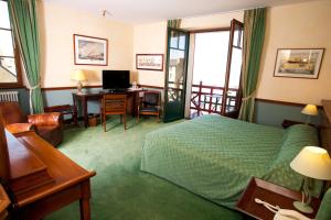 圣马洛坎宁安庄园酒店的酒店客房配有一张床和一张带电脑的书桌