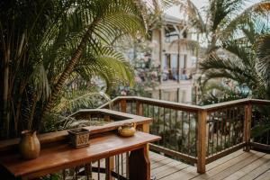 BethanyCruz Bay Tropical Condo的木甲板,配有桌子和棕榈树
