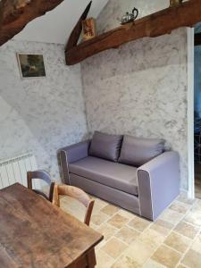 Saint-Germain-des-FossésPETIT GÎTE 18 ème tout confort的客厅配有沙发和桌子