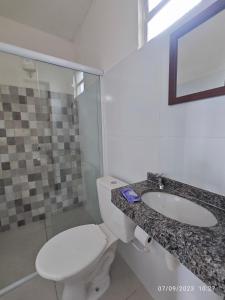 伊列乌斯Pousada Villa Graciela的一间带卫生间和水槽的浴室
