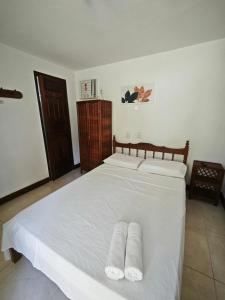 伊列乌斯Pousada Villa Graciela的卧室配有白色床和毛巾