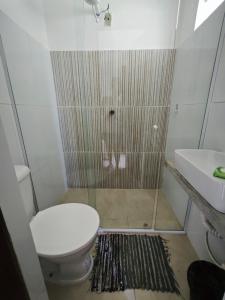 伊列乌斯Pousada Villa Graciela的浴室配有卫生间、淋浴和盥洗盆。