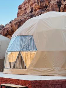 瓦迪拉姆Sand Star Camp的沙漠中带玻璃窗的帐篷