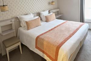 巴黎维克艾菲尔酒店的一间卧室配有一张大床和一把椅子