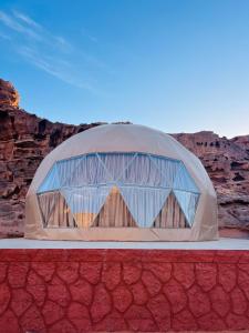 瓦迪拉姆Sand Star Camp的沙漠中的一个圆顶帐篷
