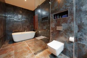 瑶亚岛Yao Bada Badoo Boutique Resort的浴室配有卫生间、盥洗盆和淋浴。
