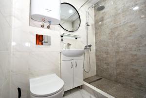 基希讷乌润特公寓的浴室配有卫生间、盥洗盆和淋浴。