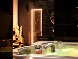 沙尔姆Douceur du Charme - Love-room à Charmes entre Epinal et nancy的一间带水槽和镜子的浴室