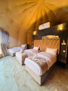 瓦迪拉姆Sand Star Camp的帐篷内带两张床的房间