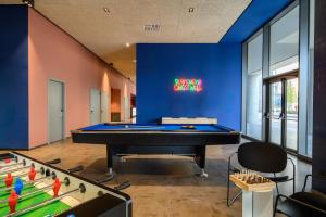 梅斯特CX Venice Mestre的台球室设有台球桌和桌上足球