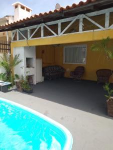 瓜拉图巴Brisa do Mar Guaratuba的一座房子前面设有游泳池