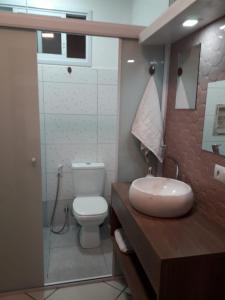 索罗卡巴LOFT NOVO CONFORTÁVEL的浴室配有白色卫生间和盥洗盆。